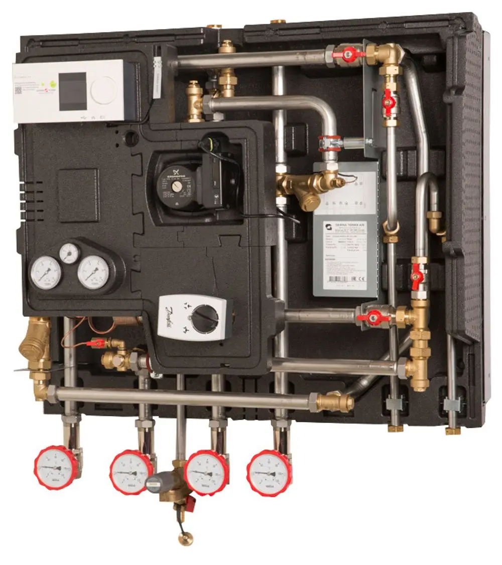 Hausstation mit verschiedenen Rohrleitungen und Druckmessgeräten. Integriert ist eine Steuerung, die von Danfoss stammt, sowie verschiedene Armaturen und Ventile für die Wasserversorgung.